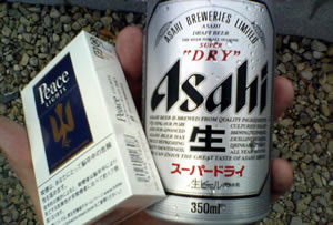 墓前のたばこと缶ビール画像