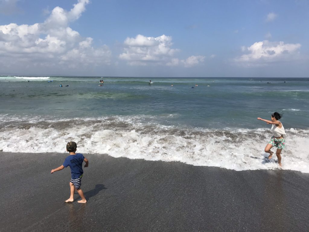 バトゥ･ボロン･ビーチで波と戯れる子ども達画像