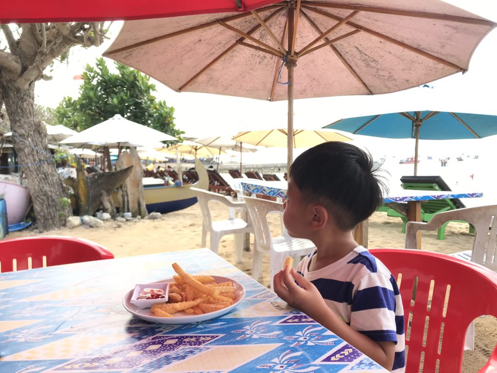 バリ島 サヌールのビーチ沿いのワルンで息子と朝食